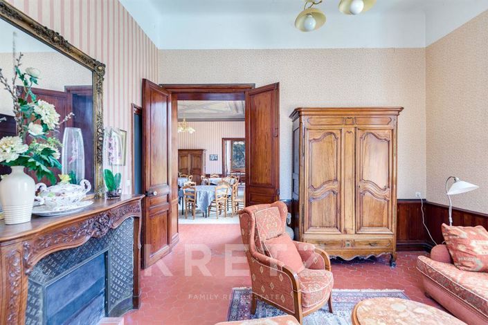 Image No.8-10 Bed House for sale