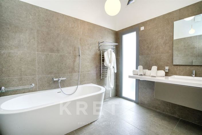 Image No.15-4 Bed Property for sale