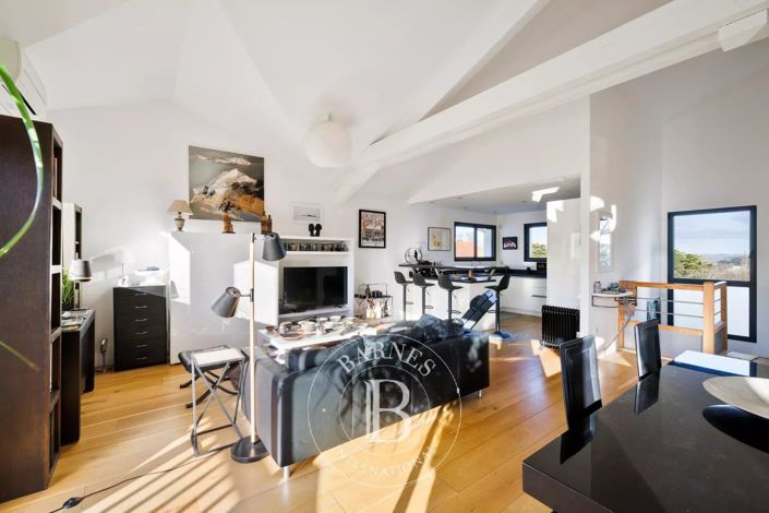 Image No.10-3 Bed House for sale