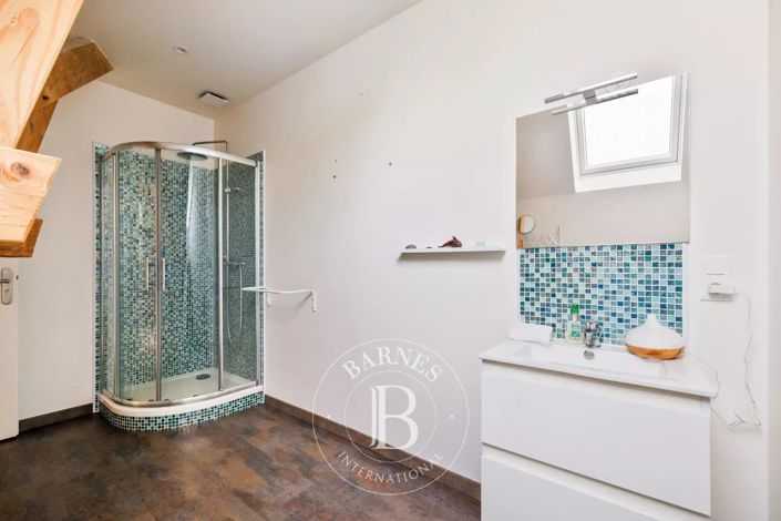 Image No.25-6 Bed House for sale