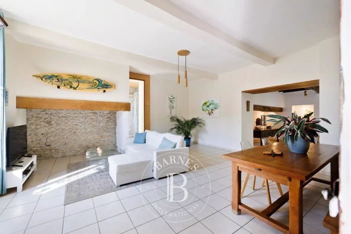 Image No.9-6 Bed House for sale