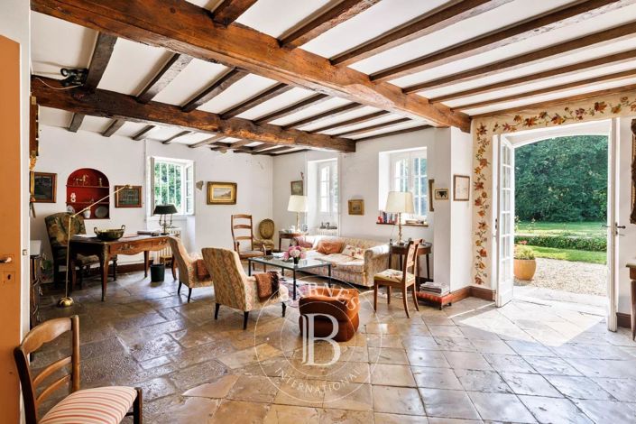 Image No.8-5 Bed House for sale