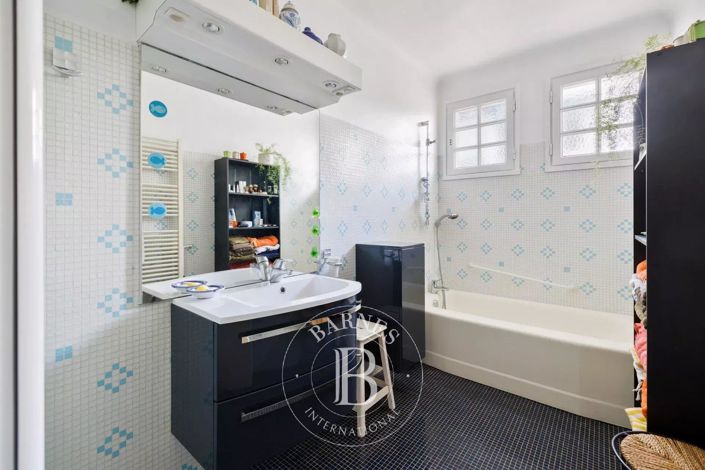 Image No.12-6 Bed House for sale