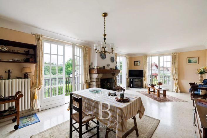 Image No.5-6 Bed House for sale