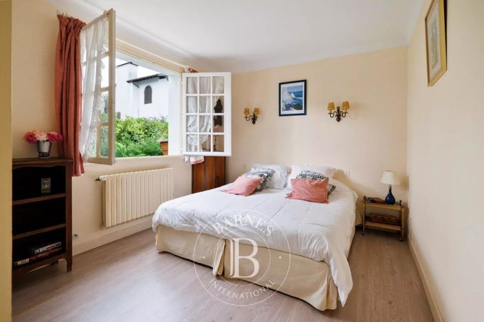 Image No.7-6 Bed House for sale