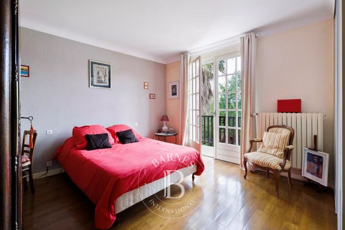 Image No.8-6 Bed House for sale