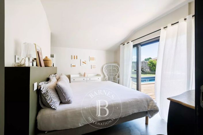 Image No.17-4 Bed House for sale