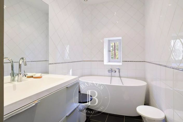 Image No.23-9 Bed House for sale