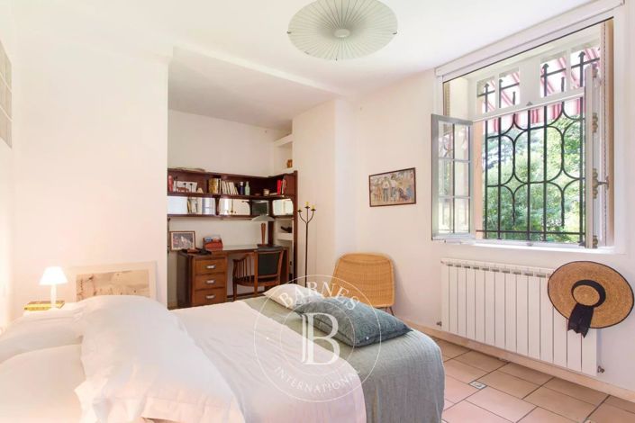 Image No.20-7 Bed House for sale