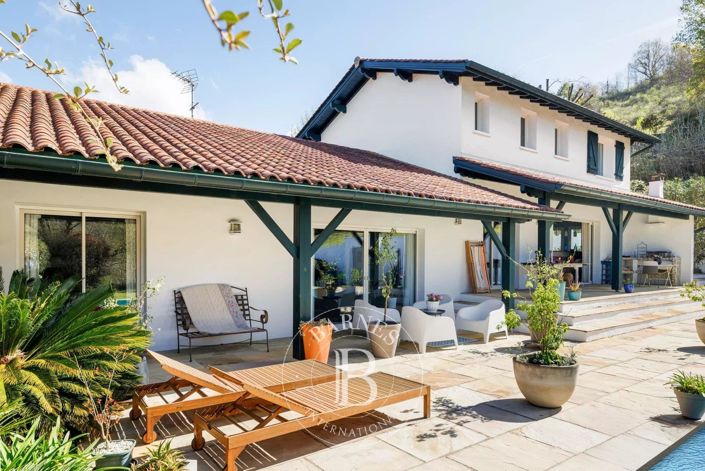 Image No.1-4 Bed House for sale