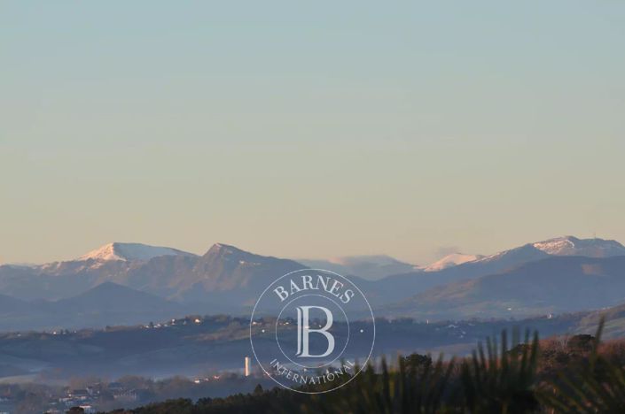 Image No.31-6 Bed House for sale