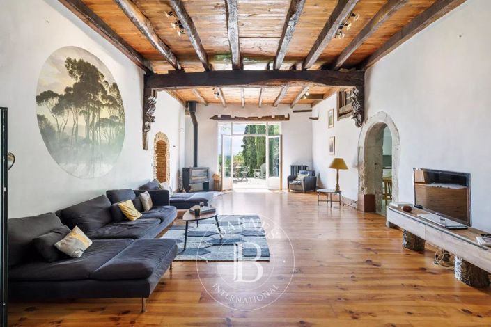 Image No.6-6 Bed House for sale