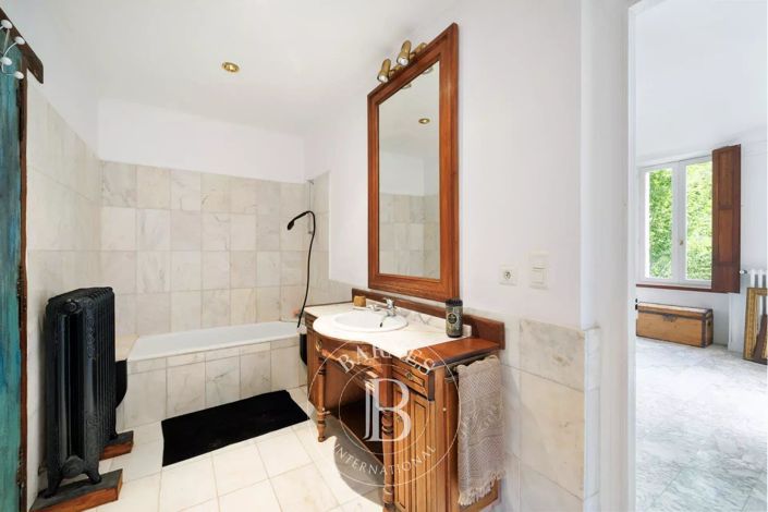 Image No.9-6 Bed House for sale