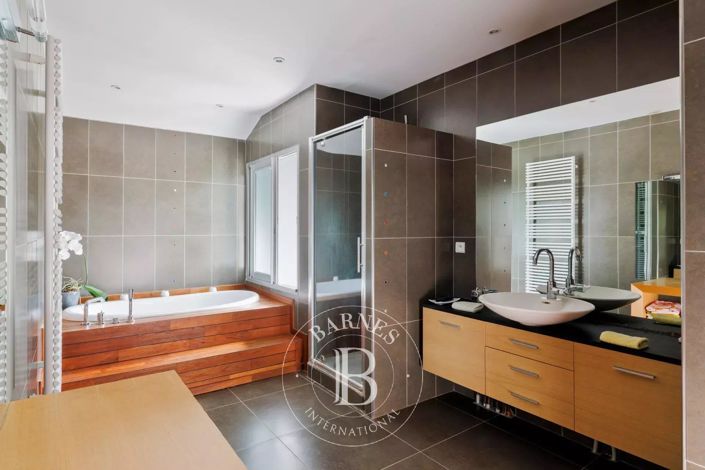 Image No.11-6 Bed House for sale