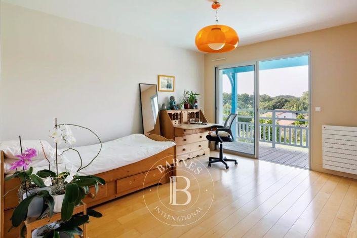 Image No.14-6 Bed House for sale