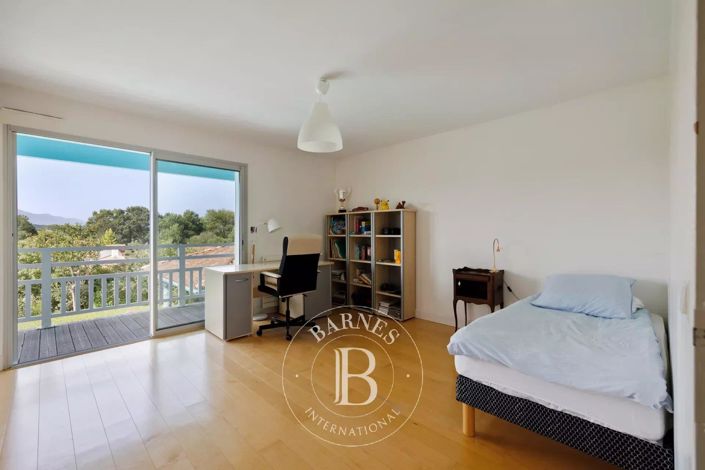 Image No.17-6 Bed House for sale