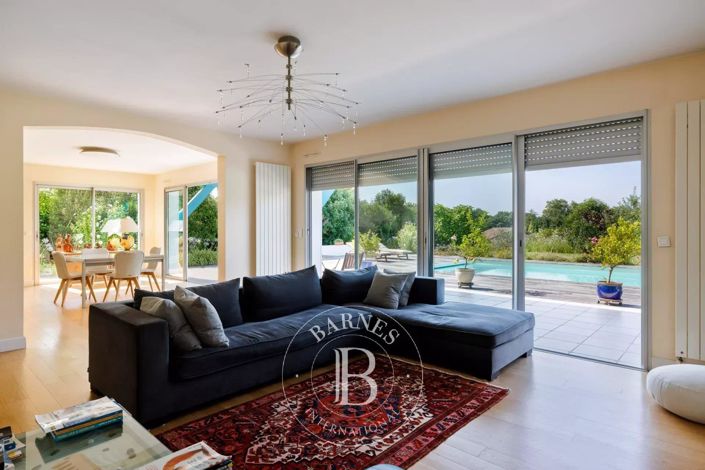 Image No.6-6 Bed House for sale