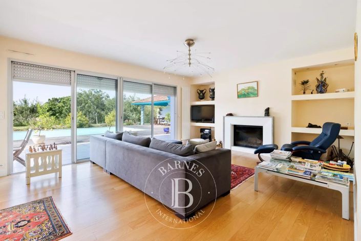 Image No.8-6 Bed House for sale