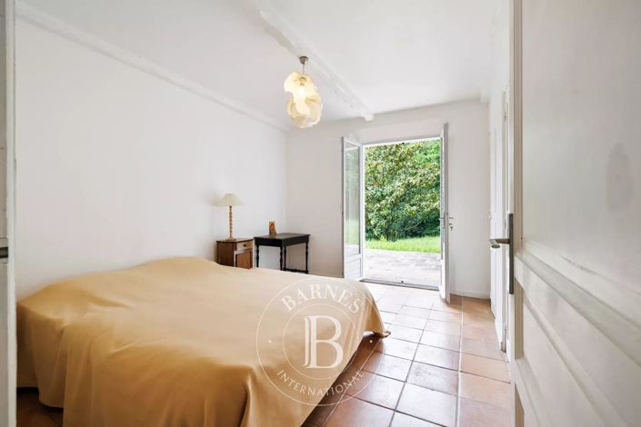 Image No.17-5 Bed House for sale