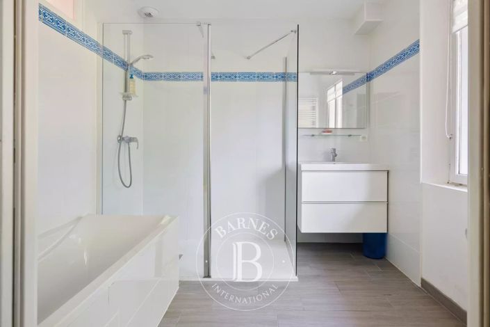 Image No.18-5 Bed House for sale