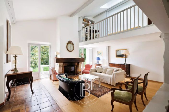 Image No.6-5 Bed House for sale