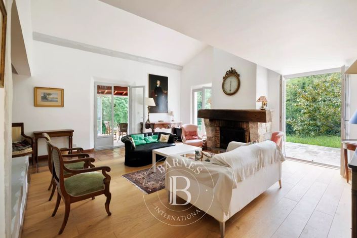 Image No.7-5 Bed House for sale