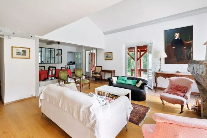 Image No.8-5 Bed House for sale