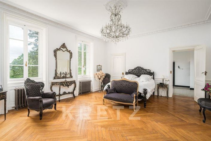 Image No.8-12 Bed House for sale