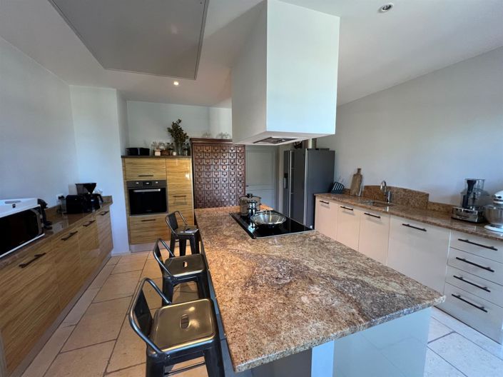 Image No.19-15 Bed Property for sale