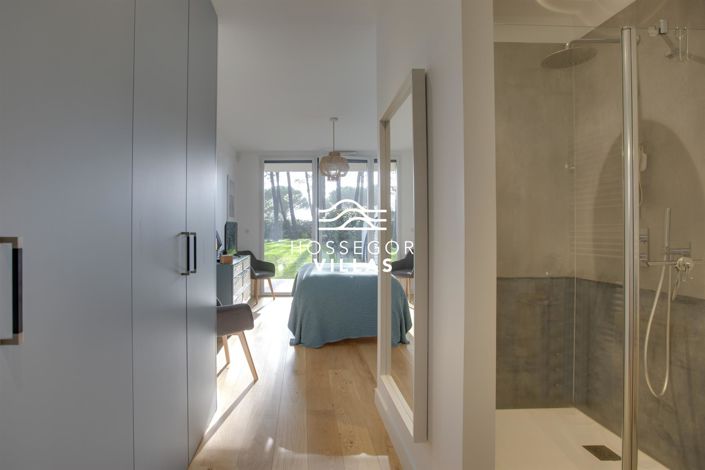 Image No.8-5 Bed House for sale