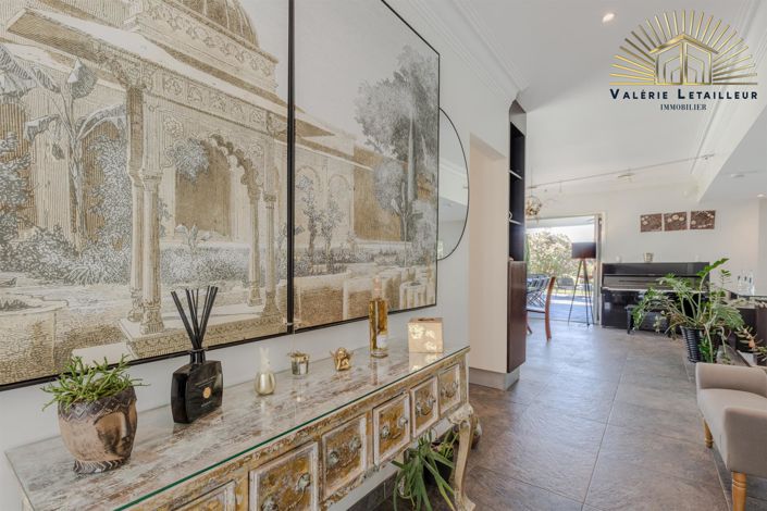 Image No.8-5 Bed House for sale