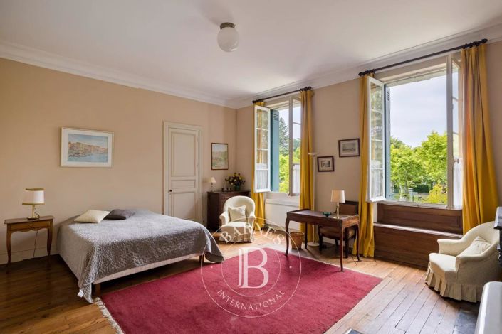 Image No.20-6 Bed House for sale