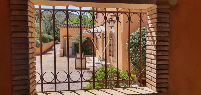 Image No.2-6 Bed House for sale