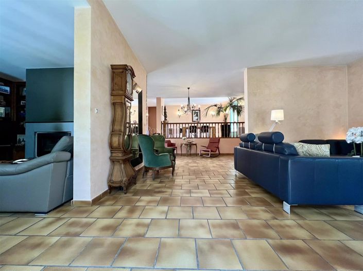 Image No.11-5 Bed House for sale