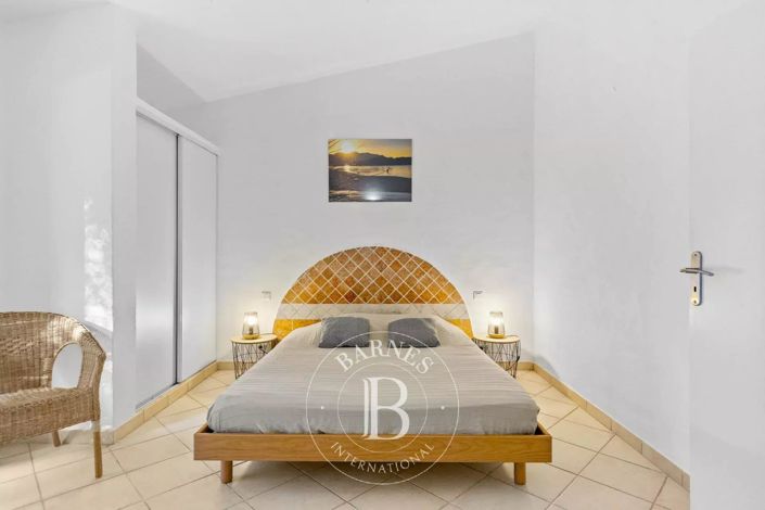 Image No.12-5 Bed House for sale