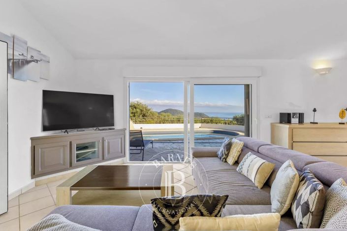 Image No.8-5 Bed House for sale