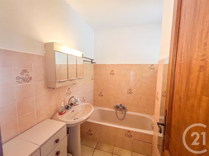 Image No.8-2 Bed House for sale