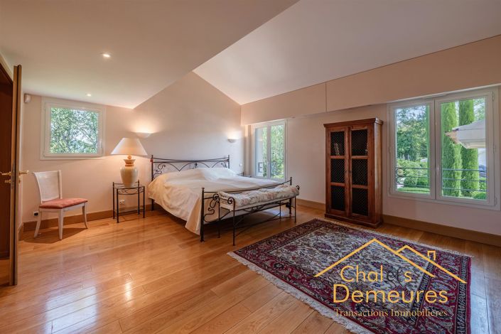 Image No.9-6 Bed House for sale