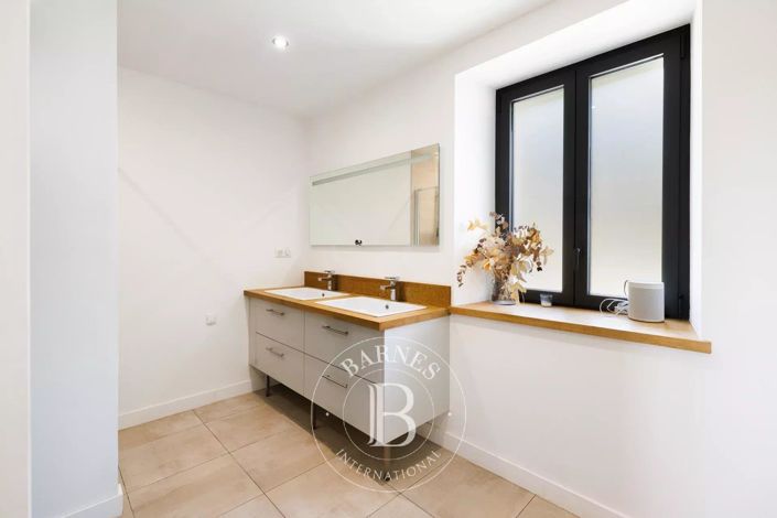 Image No.12-5 Bed House for sale