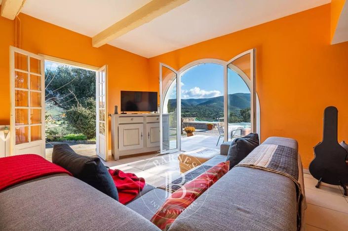 Image No.6-5 Bed House for sale