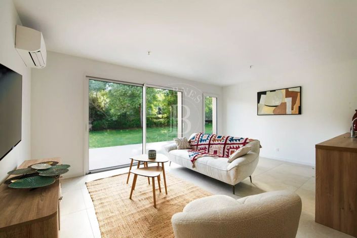 Image No.4-2 Bed House for sale