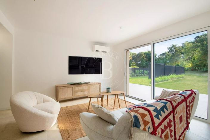 Image No.6-2 Bed House for sale