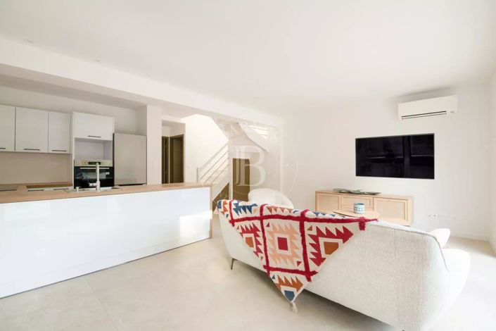 Image No.8-2 Bed House for sale