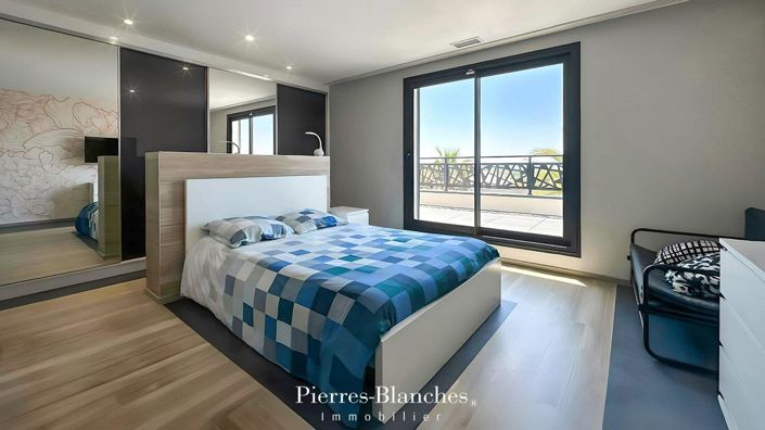 Image No.6-5 Bed House for sale