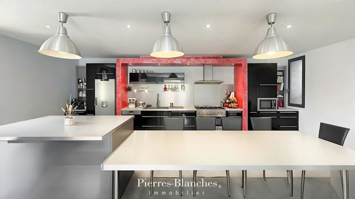 Image No.6-5 Bed House for sale