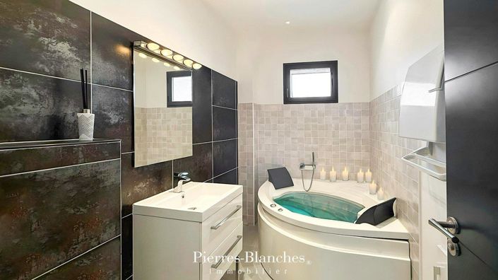 Image No.8-5 Bed House for sale