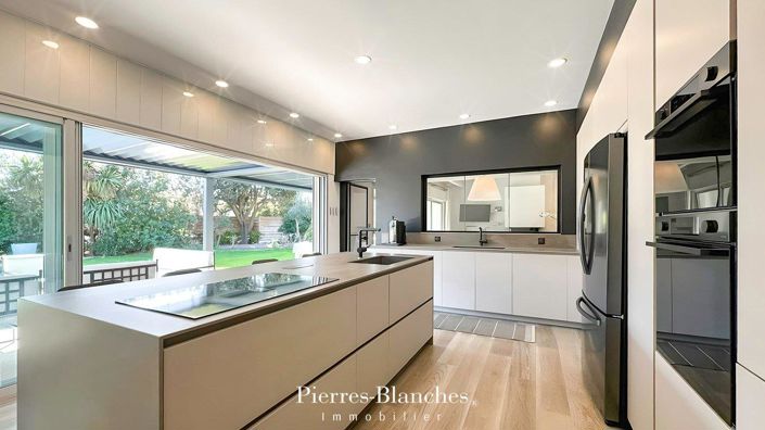 Image No.5-6 Bed House for sale