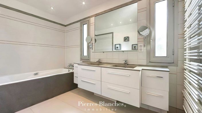 Image No.8-6 Bed House for sale