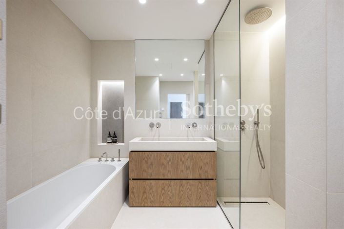 Image No.14-4 Bed Property for sale