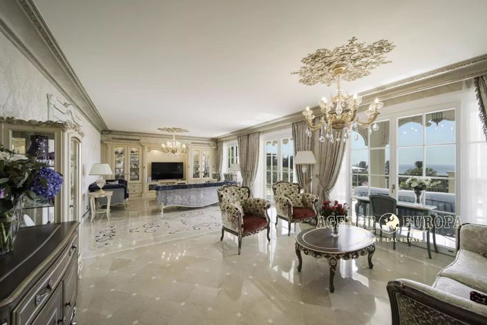 Image No.6-8 Bed House for sale